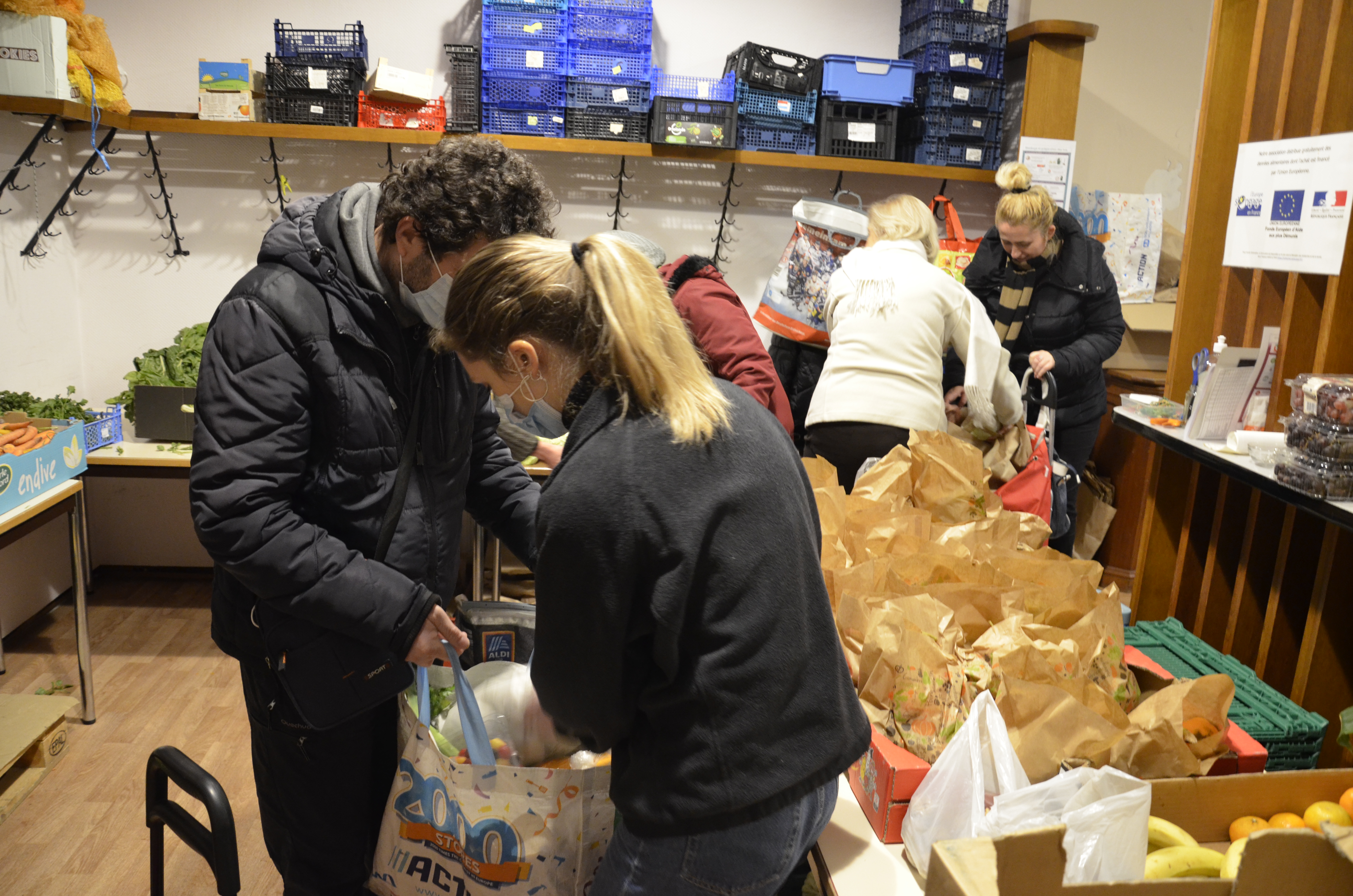 Evangélistes distribution alimentaire.JPG